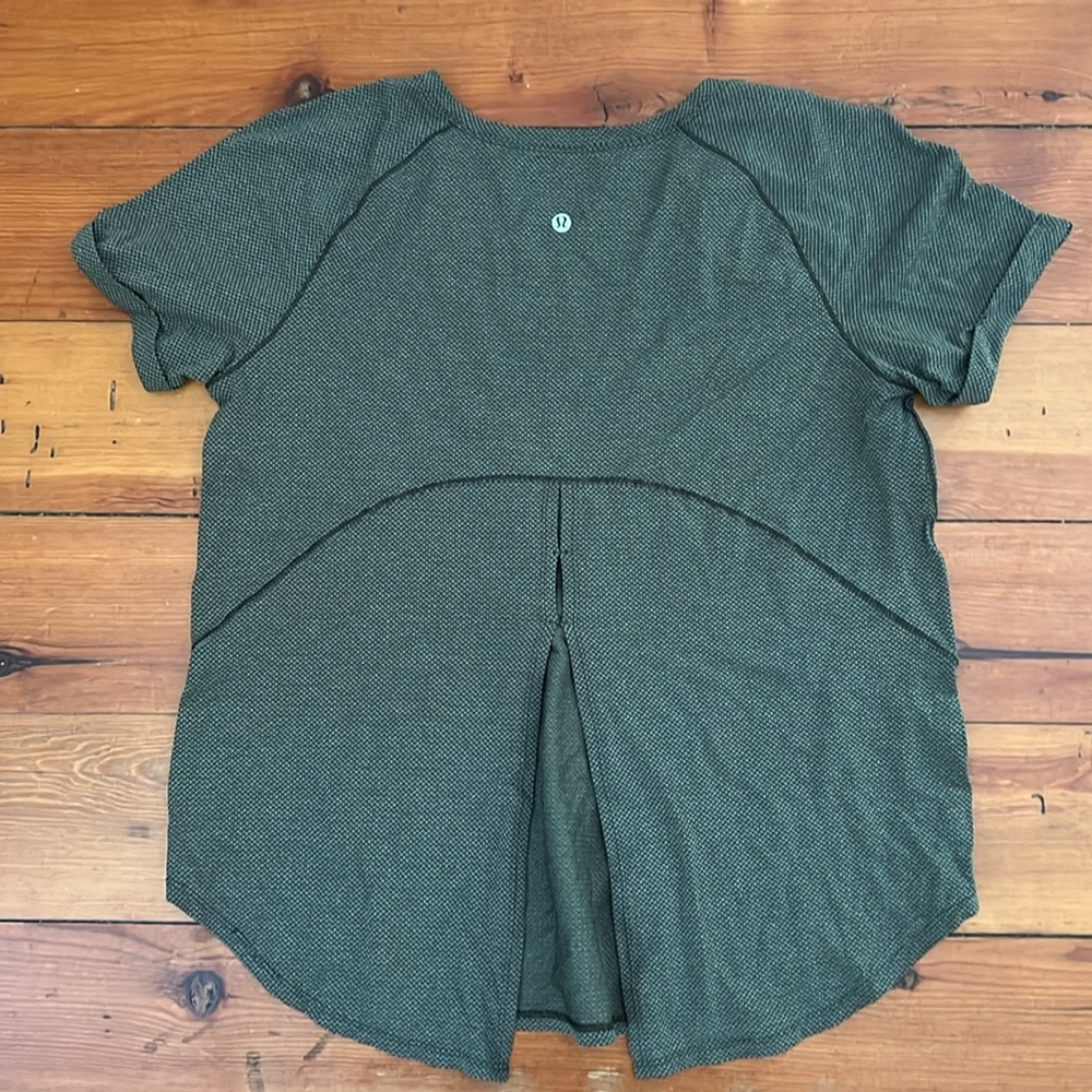 Lululemon Textured Workout Tee - Split Back - Siz… - image 3